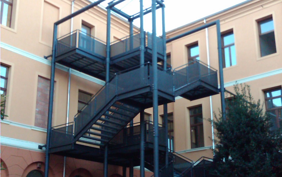 realizzazione di una scala esterna a servizio di un fabbricato ad uso scolastico | Padova | progettazione  strutturale | 2009